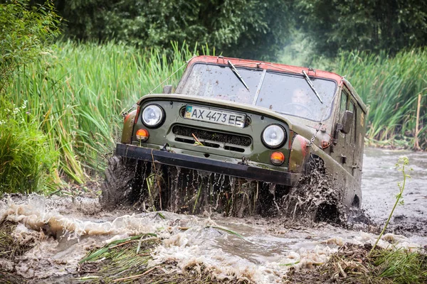 Personalizado construído Off-road Trophy UAZ 469 no pântano em alta velocidade . — Fotografia de Stock