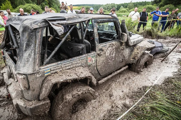 Il partecipante su Jeep passa un pozzo fangoso profondo . — Foto Stock