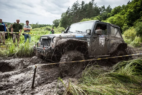 Katılımcı Jeep üzerinde derin çamurlu çukur geçer. — Stok fotoğraf