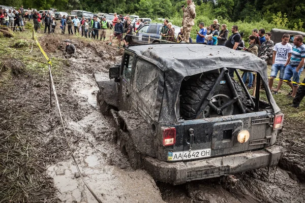 Der Teilnehmer im Jeep passiert eine tiefe Schlammgrube. — Stockfoto