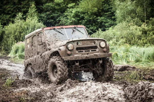 Specialbyggda Off-road Trophy Uaz 469 passerar lera gropen. — Stockfoto