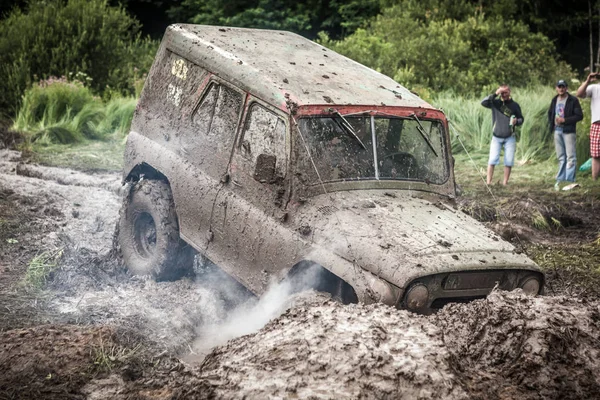 Offroad-Trophäe uaz 469 steckt in Schlammgrube fest. — Stockfoto