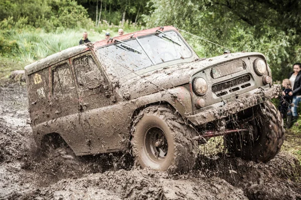 Specialbyggda Off-road Trophy Uaz 469 passerar lera gropen. — Stockfoto