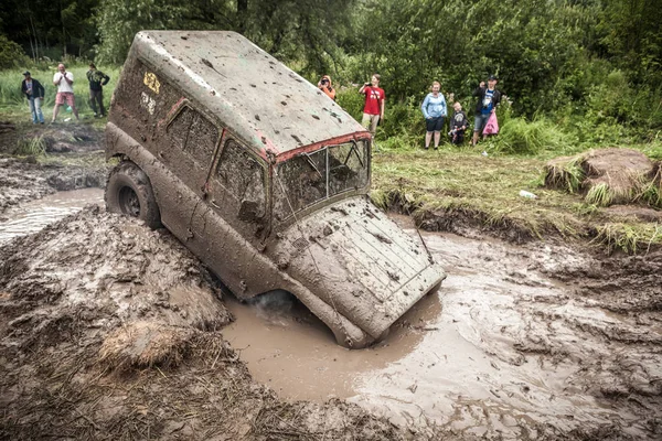 越野奖杯 Uaz 469 被困在泥浆池中. — 图库照片