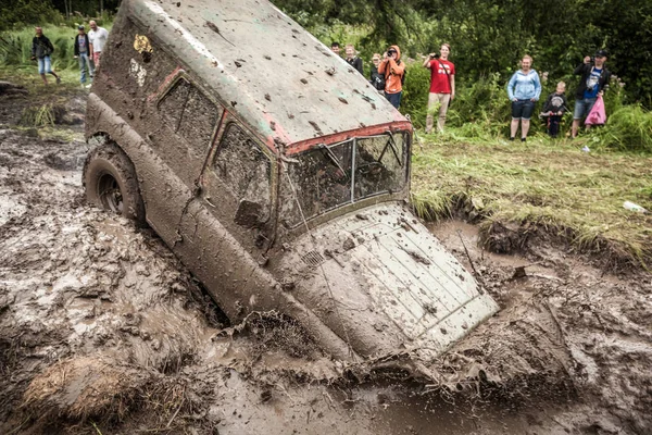 越野奖杯 Uaz 469 被困在泥浆池中. — 图库照片