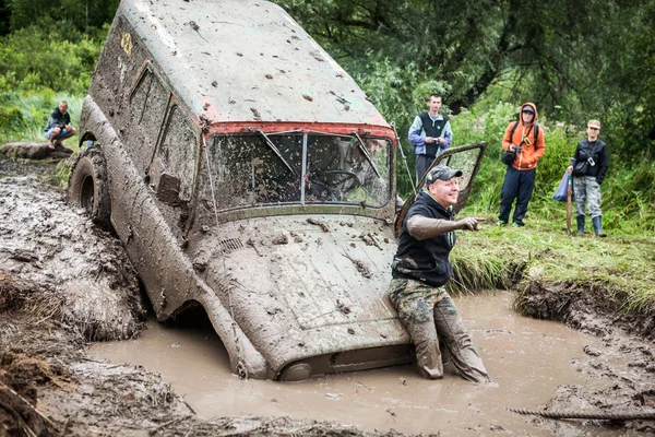 Troféu Off-road UAZ 469 patos em poço de lama . — Fotografia de Stock