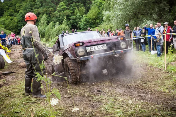 Lada Niva passeert een harde pit. — Stockfoto