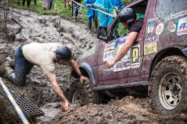 Zor bir çukur üstesinden gelmek için kurtarma kum parçaları kullanarak takım.