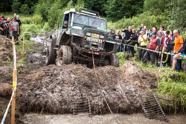 Aangepaste gebouwd Tr3 Rally auto passeert een harde pit. — Stockfoto