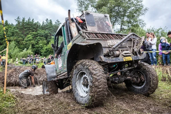 Aangepaste gebouwd Tr3 Rally auto passeert een harde pit. — Stockfoto