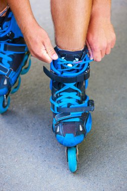 Satır içi tekerlekli paten üzerinde dantel ipe silindir closeup.