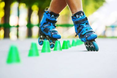 Satır içi roller skater slalom rotası