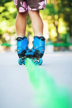 Satır içi roller skater slalom rotası