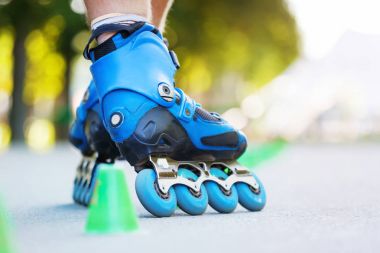 Satır içi roller skater slalom rotası