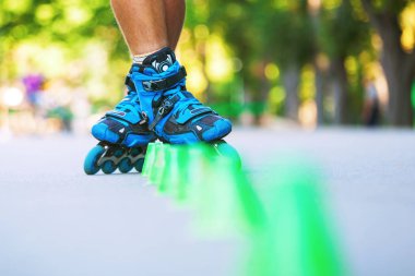 Satır içi roller skater slalom rotası