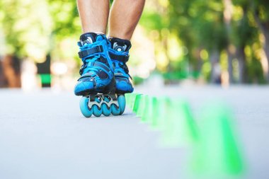 Satır içi roller skater slalom rotası