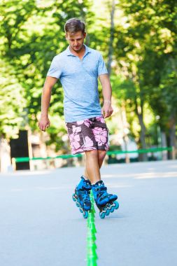 Satır içi roller skater slalom rotası