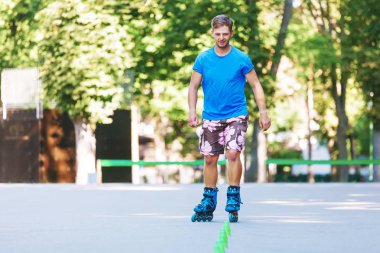 Satır içi roller skater slalom rotası