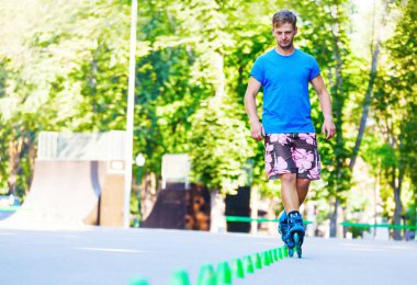 Satır içi roller skater slalom rotası