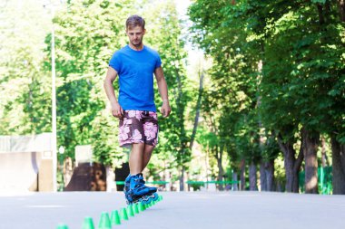 Satır içi roller skater slalom rotası
