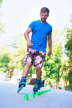 Satır içi roller skater slalom rotası