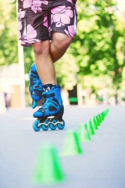 Satır içi roller skater slalom rotası