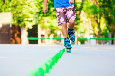 Satır içi roller skater slalom rotası
