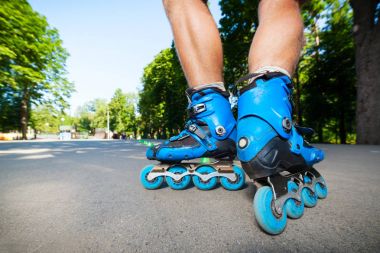 Satır içi roller skater başlamak için hazır.