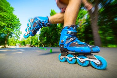Satır içi roller skater slalom rotası