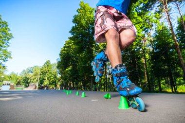 Satır içi roller skater slalom rotası