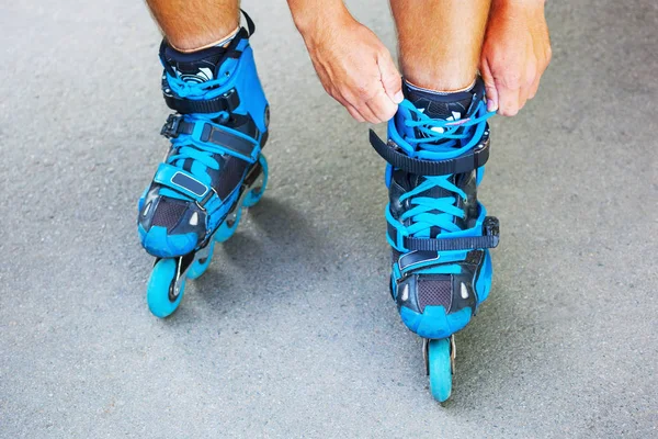 Крупним планом роликові шнурки на вбудованих ковзанах . — стокове фото