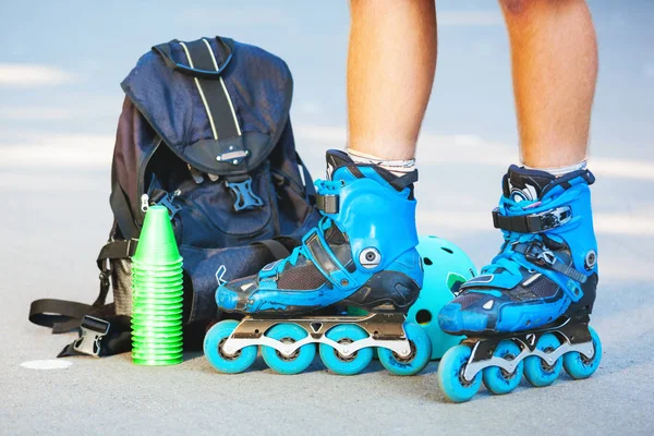 Photo rapprochée des jambes en patins à roues alignées bleus debout . — Photo