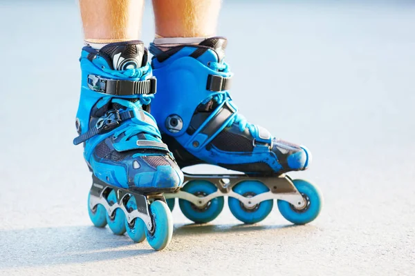 Closeup φωτογραφία των ποδιών σε μπλε πατίνια στέκεται. — Φωτογραφία Αρχείου