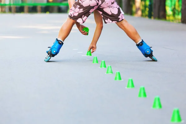 Roller seting up slalom cones for slalom course. — Stock Photo, Image