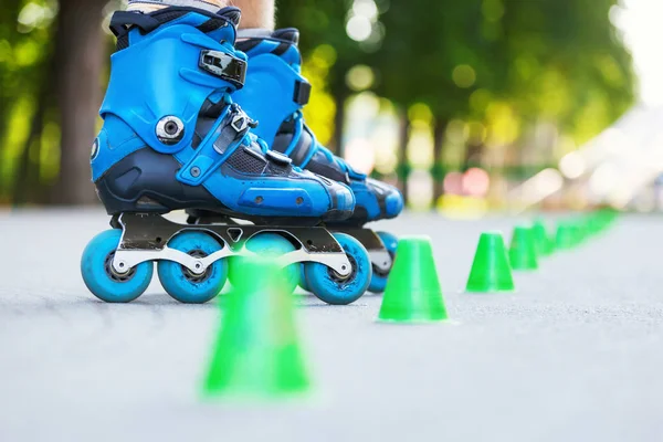 Patineur à roulettes en ligne sur un parcours de slalom — Photo