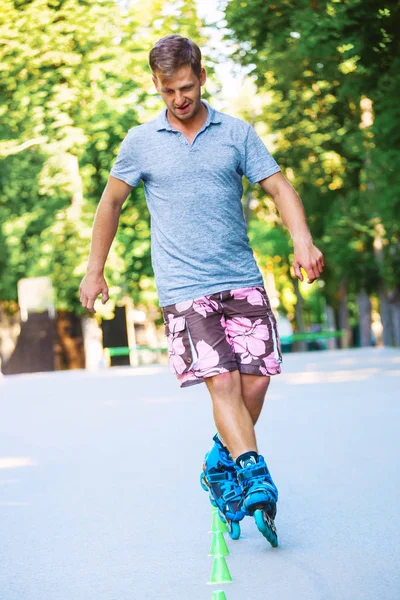 Patinador de rolos em linha em um curso de slalom — Fotografia de Stock