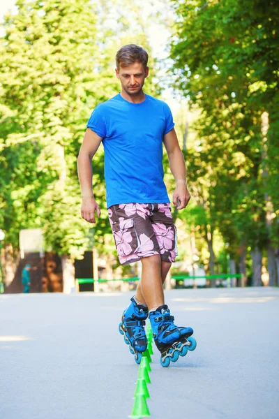 Satır içi roller skater slalom rotası