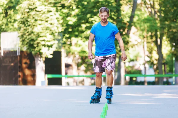 Inline rullen skater på en slalombana — Stockfoto