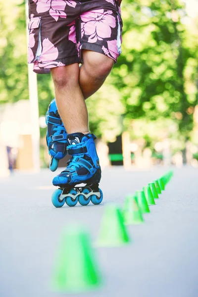 Satır içi roller skater slalom rotası