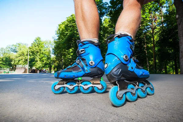 Satır içi roller skater başlamak için hazır.
