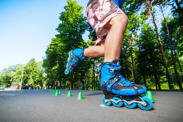 Inline roller skater op een slalom parcours — Stockfoto