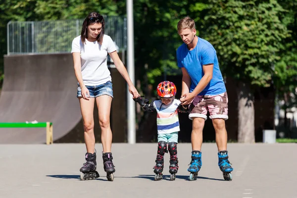 Schattige babyjongen en zijn moeder leren skeeleren met schaatsen — Stockfoto