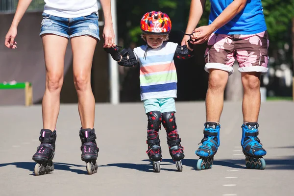Bebek çocuk öğrenme at paten Portait.