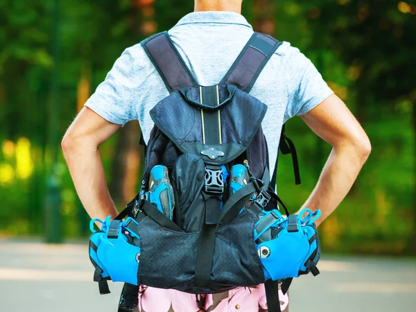 Joven patinador masculino con mochila de ruedas - disparar desde behin —  Fotos de Stock