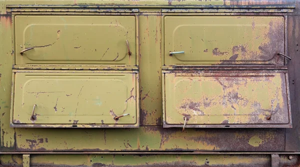 Oude verroeste militaire container met luiken. — Stockfoto