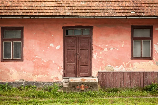 Τοίχο με πόρτα και δύο παράθυρα. — Φωτογραφία Αρχείου