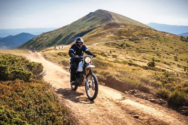 Motociclistas Enduro atravessando estrada nas montanhas dos Cárpatos . — Fotografia de Stock