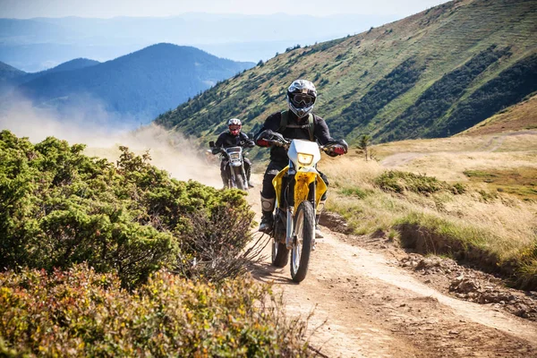 カルパティア山脈で道路を渡るエンデューロ バイク. — ストック写真
