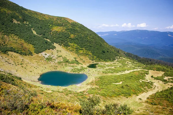 Lago Vorojeska nas montanhas dos Cárpatos. Ucrânia . — Fotografia de Stock