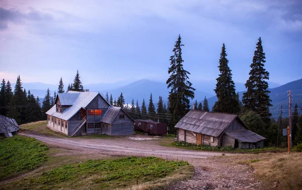 Drahobrat village in the Carpathian mountains. — Stock Photo, Image